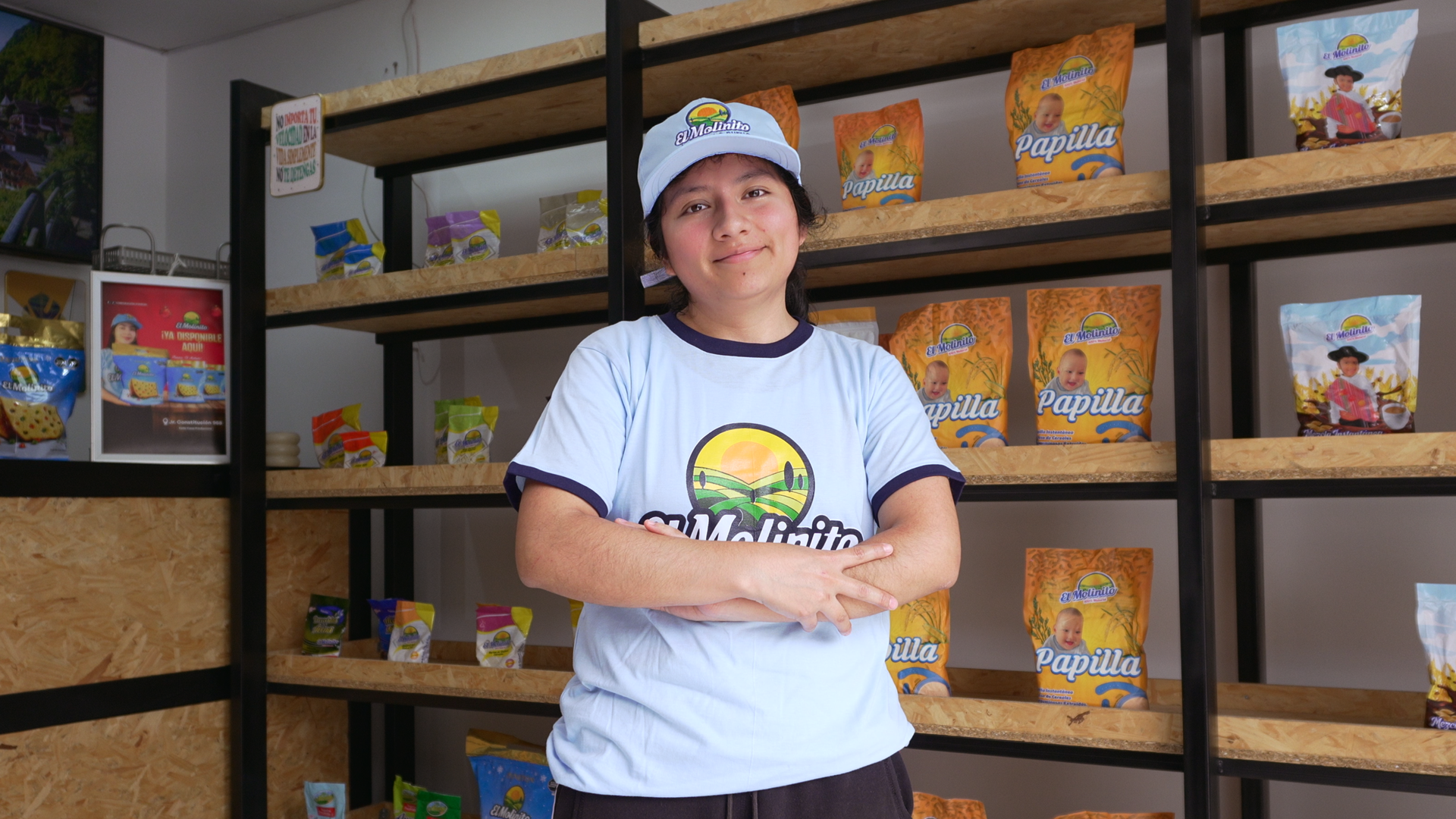 Atención comercial de El Molinito con los productos en exhibición